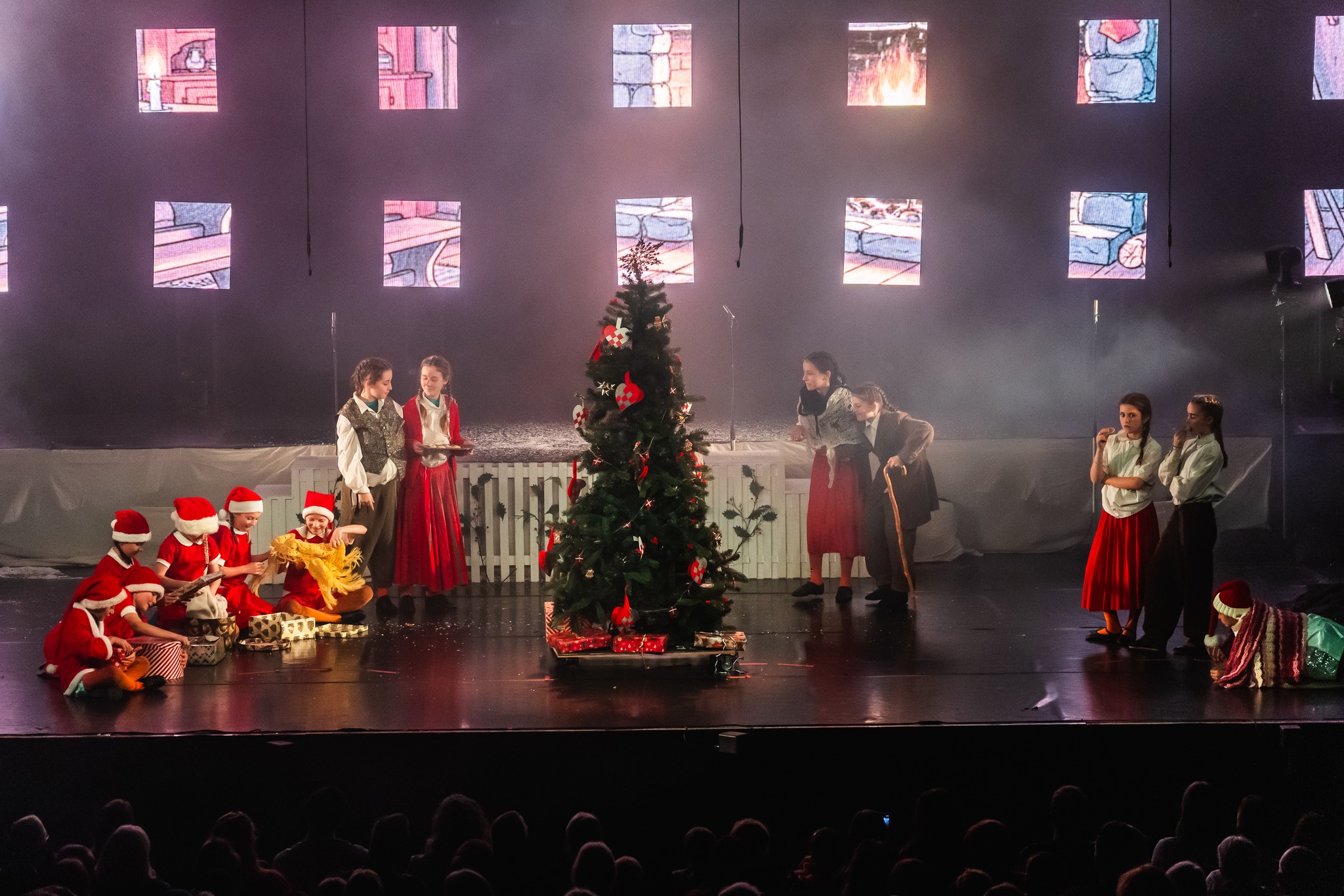 Laura i sceneoptræden med ensemble